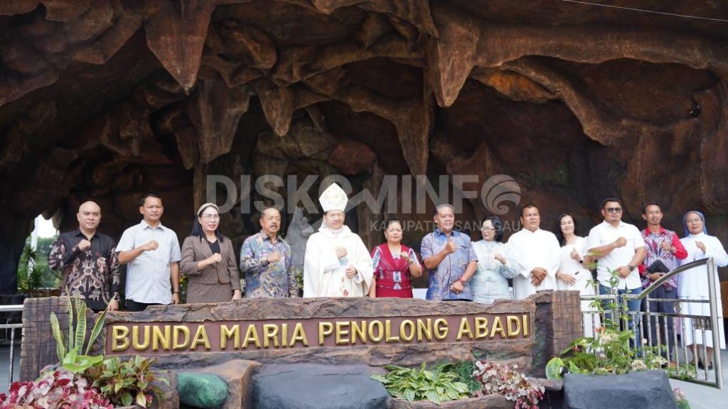 Bupati Sanggau Mengikuti Misa Syukur 100 Tahun Paroki Katerdal Sanggau dan Meresmiankan Gua Maria Bunda Penolong Abadi