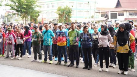 PEMERINTAH KABUPATEN SANGGAU RAYAKAN HARI KESEHATAN NASIONAL KE-61 DENGAN JALAN SANTAI DAN CEK KESEHATAN