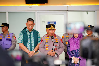 Kapolri Listyo Sigit Kunjungi Korban Ledakan SMAN 72 di RSI Cempaka Putih