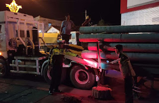 Truk Tronton Alami Patah Sasis, Polres Sanggau Lakukan Pengalihan Arus di Jalan Jenderal Sudirman