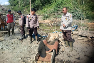Polsek Meliau Tindak Lanjut Pengecekan Lokasi PETI di Desa Sungai Kembayau, Temukan Sejumlah Peralatan Tambang Ilegal Polsek Meliau Tindak Lanjut Pengecekan Lokasi PETI di Desa Sungai Kembayau, Temukan Sejumlah Peralatan Tambang Ilegal