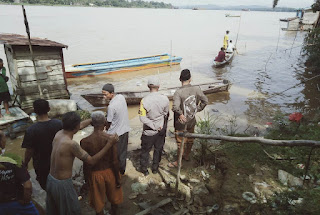 Warga Meliau Hilir Diduga Tenggelam di Sungai Kapuas, Polisi dan Warga Lakukan Pencarian Intensif