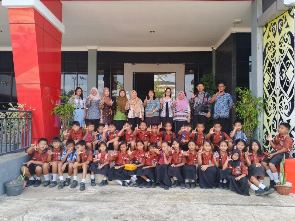 Kunjungan SDN 22 Penyeladi di Perpustakaan Sanggau