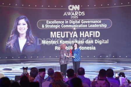 Meutya Hafid Raih Penghargaan Excellence in Digital Governance di CNN Indonesia Awards 2025