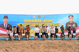 Polri Perkuat Ketahanan Pangan Nasional: Wakapolri Bersama Menko Pangan Tanam Jagung di Lampung Selatan