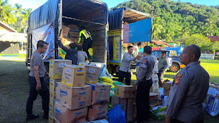Polri Salurkan Puluhan Ribu Bantuan Logistik untuk Korban Bencana Alam di Sumatera Barat Polri Salurkan Puluhan Ribu Bantuan Logistik untuk Korban Bencana Alam di Sumatera Barat