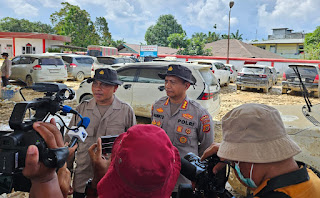 Kapolres Aceh Tamiang Cek Mobil Terdampak Banjir, Bantah Isu Mayat di Dalam Kendaraan Kapolres Aceh Tamiang Cek Mobil Terdampak Banjir, Bantah Isu Mayat di Dalam Kendaraan