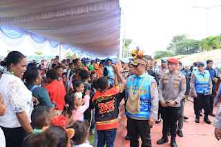 Wakapolri Tinjau UMKM, Bakes, dan Pembagian Perlengkapan Sekolah Usai Apel Mitra Kamtibmas di Papua Wakapolri Tinjau UMKM, Bakes, dan Pembagian Perlengkapan Sekolah Usai Apel Mitra Kamtibmas di Papua