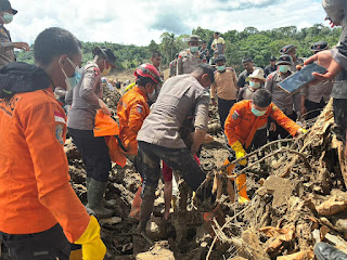 Tugas Kemanusiaan Berlanjut: Tim Brimob Polda Riau Evakuasi Jenazah Korban Bencana di Kecamatan Palembayan