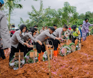 Penuh Duka dan Penghormatan, Polda Sumbar Antar 24 Korban Bencana ke Peristirahatan Terakhir Penuh Duka dan Penghormatan, Polda Sumbar Antar 24 Korban Bencana ke Peristirahatan Terakhir