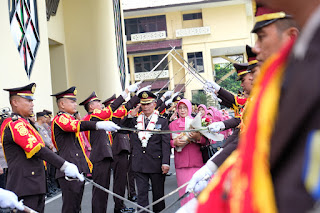 Penuh Haru dan Penghargaan, Polda Kalbar Wisuda 59 Personel Purna Bakti Penuh Haru dan Penghargaan, Polda Kalbar Wisuda 59 Personel Purna Bakti