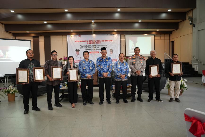 Bupati Sanggau Buka Diseminasi Hasil Kelitbangan 2025: Angkat Kajian Budaya Nosu Minu Podi dan Tari Jepin Anyam Tali Selampik Bupati Sanggau Buka Diseminasi Hasil Kelitbangan 2025: Angkat Kajian Budaya Nosu Minu Podi dan Tari Jepin Anyam Tali Selampik