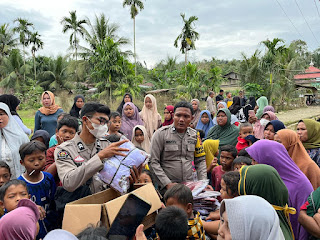Bhakti Pendidikan Polri, Kapolda Aceh Kirim Bantuan Perlengkapan Sekolah untuk Anak-anak Desa Seumadam Bhakti Pendidikan Polri, Kapolda Aceh Kirim Bantuan Perlengkapan Sekolah untuk Anak-anak Desa Seumadam