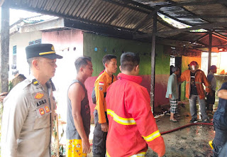 Api Hanguskan Gudang Warung di Kapuas, Berhasil Dipadamkan Tanpa Korban Jiwa Api Hanguskan Gudang Warung di Kapuas, Berhasil Dipadamkan Tanpa Korban Jiwa