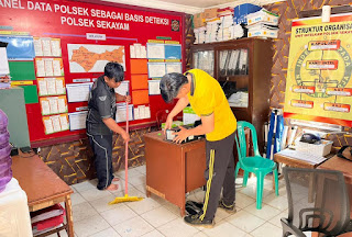 Wujudkan Lingkungan Sehat, Personel Polsek Sekayam Kompak Lakukan Kurve Wujudkan Lingkungan Sehat, Personel Polsek Sekayam Kompak Lakukan Kurve