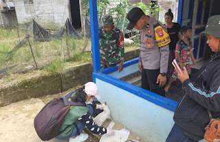 Vaksinasi Massal HPR di Entikong, Bhabinkamtibmas Dampingi Upaya Tekan Risiko Rabies Vaksinasi Massal HPR di Entikong, Bhabinkamtibmas Dampingi Upaya Tekan Risiko Rabies