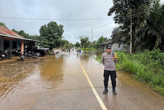 Banjir Rendam Akses Permukiman di Teraju Barat, Kapolsek Toba Turun Langsung Pantau Debit Air dan Imbau Warga Waspada Banjir Rendam Akses Permukiman di Teraju Barat, Kapolsek Toba Turun Langsung Pantau Debit Air dan Imbau Warga Waspada