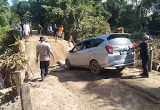 Hujan Deras Rusak Kembali Jembatan Temurak, Warga dan Polsek Meliau Bergerak Cepat Hujan Deras Rusak Kembali Jembatan Temurak, Warga dan Polsek Meliau Bergerak Cepat