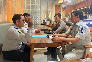 Forum Diskusi Lalu Lintas di Tayan Hilir, Warga Diedukasi Keselamatan Berkendara dan Dibagikan Helm Standar Forum Diskusi Lalu Lintas di Tayan Hilir, Warga Diedukasi Keselamatan Berkendara dan Dibagikan Helm Standar