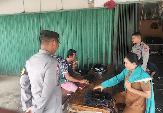 Tiga Personel Polsek Entikong Sisir Kawasan Rawan Gangguan Kamtibmas Tiga Personel Polsek Entikong Sisir Kawasan Rawan Gangguan Kamtibmas