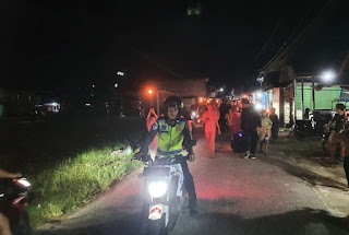 Ratusan Warga Meriahkan Pawai Takbiran di Entikong, Polisi Siaga Amankan Jalur Ratusan Warga Meriahkan Pawai Takbiran di Entikong, Polisi Siaga Amankan Jalur