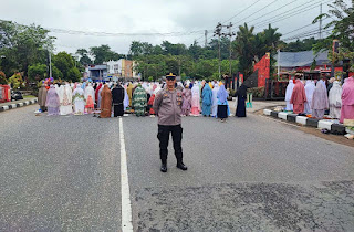 Ribuan Jemaah Padati Shalat Idul Adha di Kantor Bupati Sanggau, Pengamanan Berjalan Kondusif Ribuan Jemaah Padati Shalat Idul Adha di Kantor Bupati Sanggau, Pengamanan Berjalan Kondusif