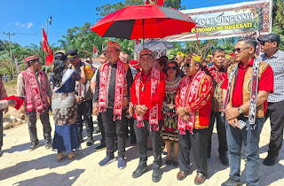 Rumah Adat Dayak Resmi Berdiri di Parindu, Polri Hadir Jaga Kelancaran Acara Rumah Adat Dayak Resmi Berdiri di Parindu, Polri Hadir Jaga Kelancaran Acara