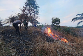 Respon Cepat Hotspot, Polsek Beduai Turun Langsung Pastikan Tidak Terjadi Karhutla Meluas Respon Cepat Hotspot, Polsek Beduai Turun Langsung Pastikan Tidak Terjadi Karhutla Meluas