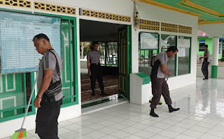 Jelang Hari Bhayangkara Ke-80, Polsek Jangkang Bersihkan Masjid dan Perkuat Kedekatan dengan Warga Jelang Hari Bhayangkara Ke-80, Polsek Jangkang Bersihkan Masjid dan Perkuat Kedekatan dengan Warga