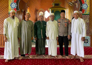 Safari Jumat di Masjid Jami Darussalam, Kapolsek Tayan Hilir Perkuat Sinergi Kamtibmas Bersama Masyarakat Safari Jumat di Masjid Jami Darussalam, Kapolsek Tayan Hilir Perkuat Sinergi Kamtibmas Bersama Masyarakat