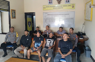 Gelar Nobar Piala Dunia 2026, Polsek Kembayan Perkuat Kedekatan dengan Warga Melalui Semangat Sepak Bola Gelar Nobar Piala Dunia 2026, Polsek Kembayan Perkuat Kedekatan dengan Warga Melalui Semangat Sepak Bola