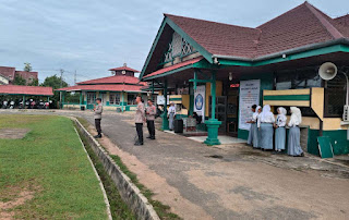 Cegah Kenakalan Remaja Sejak Dini, Satbinmas Polres Sanggau Gelar Sosialisasi Kamtibmas di SMA Negeri 3 Sanggau Cegah Kenakalan Remaja Sejak Dini, Satbinmas Polres Sanggau Gelar Sosialisasi Kamtibmas di SMA Negeri 3 Sanggau