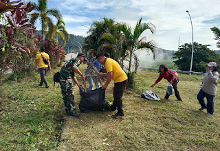 Gotong Royong Sambut MTQ dan Hari Bhayangkara, Polsek Tayan Hilir Ajak Warga Jaga Lingkungan Gotong Royong Sambut MTQ dan Hari Bhayangkara, Polsek Tayan Hilir Ajak Warga Jaga Lingkungan