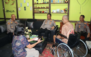 Sentuhan Penghormatan di Hari Bhayangkara Ke-80, Polres Sanggau Sambangi Purnawirawan dan Warakawuri Sentuhan Penghormatan di Hari Bhayangkara Ke-80, Polres Sanggau Sambangi Purnawirawan dan Warakawuri