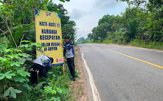Tekan Angka Kecelakaan, Unit Kamsel Satlantas Polres Sanggau Pasang Banner Imbauan di Jalur Rawan Tekan Angka Kecelakaan, Unit Kamsel Satlantas Polres Sanggau Pasang Banner Imbauan di Jalur Rawan