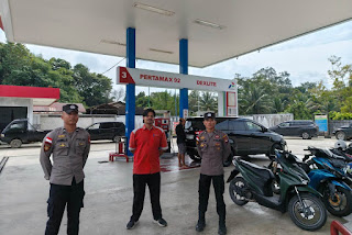 Polsek Entikong Pantau Stok dan Antrean BBM, Penyaluran di SPBU Berjalan Aman dan Lancar Polsek Entikong Pantau Stok dan Antrean BBM, Penyaluran di SPBU Berjalan Aman dan Lancar