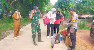 Sinergi Lintas Instansi, Polri Dampingi Fogging Cegah Penyebaran DBD di Desa Beginjan Sinergi Lintas Instansi, Polri Dampingi Fogging Cegah Penyebaran DBD di Desa Beginjan