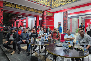 Nobar Bola Gembira di Sanggau Jadi Ruang Silaturahmi, Polri dan Masyarakat Bersatu dalam Semangat Kemitraan Nobar Bola Gembira di Sanggau Jadi Ruang Silaturahmi, Polri dan Masyarakat Bersatu dalam Semangat Kemitraan