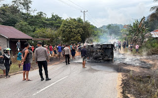Api Muncul dari Bak Belakang, Grand Max Tumbang dan Terbakar di Jalan Trans Kalimantan Toba Api Muncul dari Bak Belakang, Grand Max Tumbang dan Terbakar di Jalan Trans Kalimantan Toba