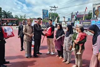 Hari Bhayangkara Ke-80, Kapolres Sanggau Salurkan 200 Paket Beras SPHP dan Sembako untuk Warga Kurang Mampu Hari Bhayangkara Ke-80, Kapolres Sanggau Salurkan 200 Paket Beras SPHP dan Sembako untuk Warga Kurang Mampu