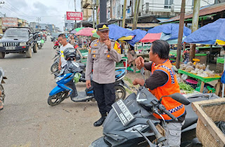 Tertibkan Parkir di Pasar Tumpah Bodok, Polsek Parindu Jaga Arus Lalu Lintas Tetap Lancar Tertibkan Parkir di Pasar Tumpah Bodok, Polsek Parindu Jaga Arus Lalu Lintas Tetap Lancar