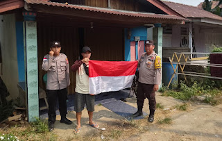 Jelang HUT Ke-81 RI, Polsek Beduai Bagikan Bendera Merah Putih kepada Warga Jelang HUT Ke-81 RI, Polsek Beduai Bagikan Bendera Merah Putih kepada Warga
