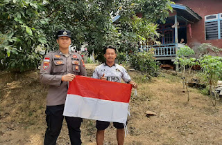 Bangkitkan Semangat Nasionalisme, Polsek Sekayam Bagikan Bendera kepada Masyarakat Bangkitkan Semangat Nasionalisme, Polsek Sekayam Bagikan Bendera kepada Masyarakat