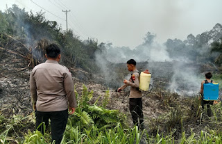 Polsek Sekayam Verifikasi 3 Titik Hotspot, Pastikan Kondisi Lahan Aman dan Api Padam Polsek Sekayam Verifikasi 3 Titik Hotspot, Pastikan Kondisi Lahan Aman dan Api Padam